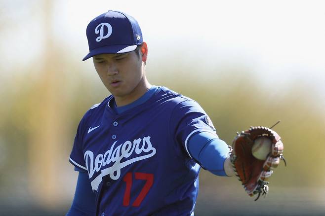 GLENDALE, ARIZONA - FEBRUARY 15: Pitcher Shohei Ohtani #17 of the Los Angeles Dodgers warms up during a team workout at Camelback Ranch on February 15, 2025 in Glendale, Arizona. Christian Petersen/Getty Images/AFP (Photo by Christian Petersen / GETTY IMAGES NORTH AMERICA / Getty Images via AFP)
<저작권자(c) 연합뉴스, 무단 전재-재배포, AI 학습 및 활용 금지>