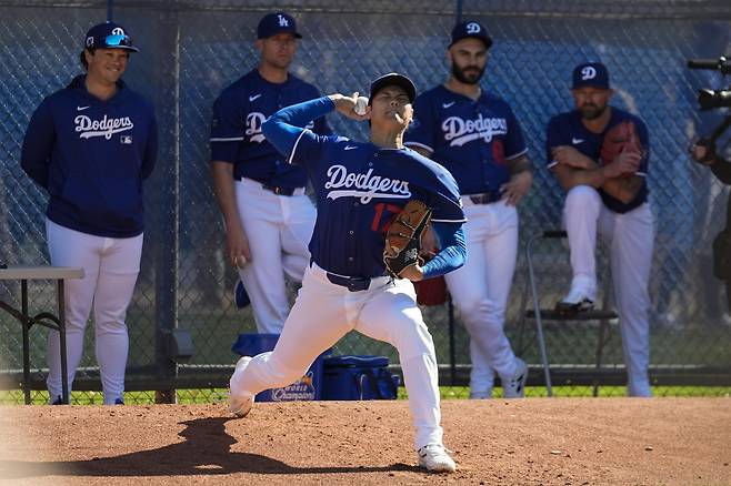 Los Angeles Dodgers two-way player Shohei Ohtani (17) works out during spring training baseball practice, Saturday, Feb. 15, 2025, in Phoenix. (AP Photo/Ashley Landis)
<저작권자(c) 연합뉴스, 무단 전재-재배포, AI 학습 및 활용 금지>