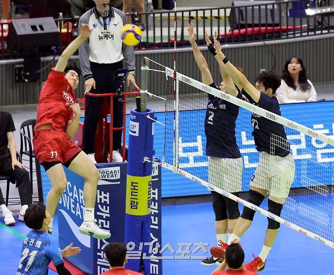 도드람 2024-2025 V리그 한국전력과 대한항공의 경기가 8일 오후 수원체육관에서 열렸다. 한국전력 윤하준이 대한항공 수비를 앞에 두고 공격하고있다. 수원=정시종 기자 capa@edaily.co.kr /2024.12.08.