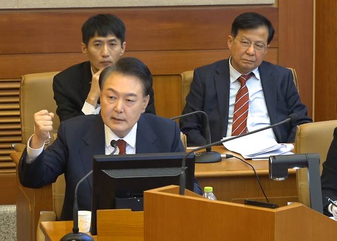 지난 13일 서울 종로구 헌법재판소에서 열린 ‘윤석열 대통령 탄핵심판 8차 변론’에 출석에 출석한 윤 대통령. 헌법재판소 제공