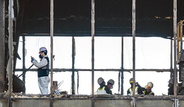 16일 부산 기장군 ‘반얀트리 해운대 부산’ 공사 현장에서 화재 원인 규명을 위한 합동감식이 진행되고 있다. 이원준 기자