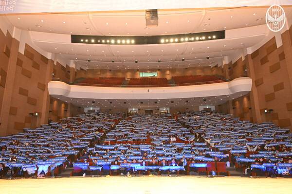 16일 인천 연수구 IGC 글로벌캠퍼스에서 열린 ‘2025시즌 인천유나이티드 출정식’에서 500여명에 이르는 축구 팬들이 힘찬 응원을 하고 있다. 인천유나이티드 제공