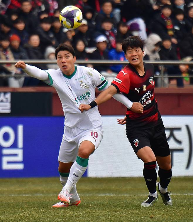 15일 경북 포항 스틸야드에서 열린 하나은행 K리그1 2025 프로축구 포항 스틸러스와 대전 하나 시티즌 경기 전반 대전 주민규가 몸싸움하고 있다. 뉴스1