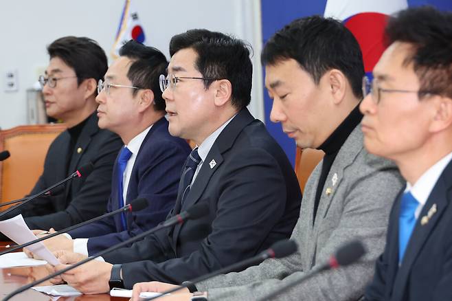 박찬대 더불어민주당 원내대표가 2월16일 서울 여의도 국회에서 기자간담회를 열고 최근 공개된 '노상원 수첩'의 의미와 김건희 여사의 비상계엄 개입 정황 등에 대해 발언하고 있다. ⓒ 연합뉴스