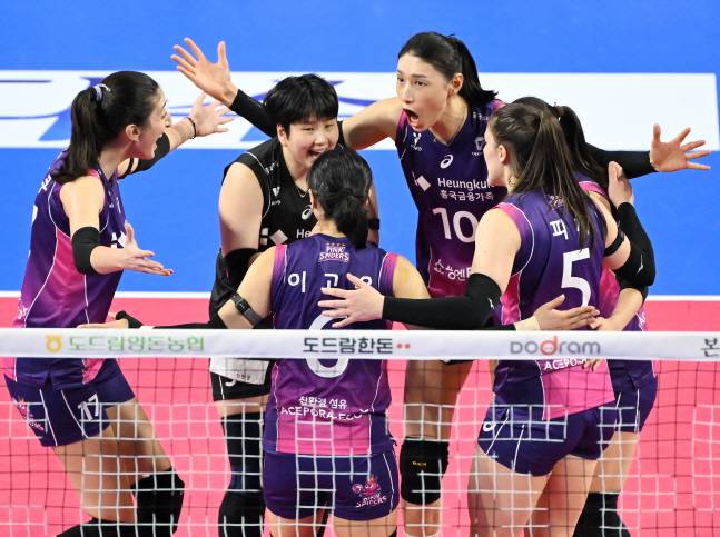 김연경(왼쪽에서 4번째)가 16일 IBK기업은행전 득점 후 동료들을 격려하고 있다. /사진=KOVO 제공