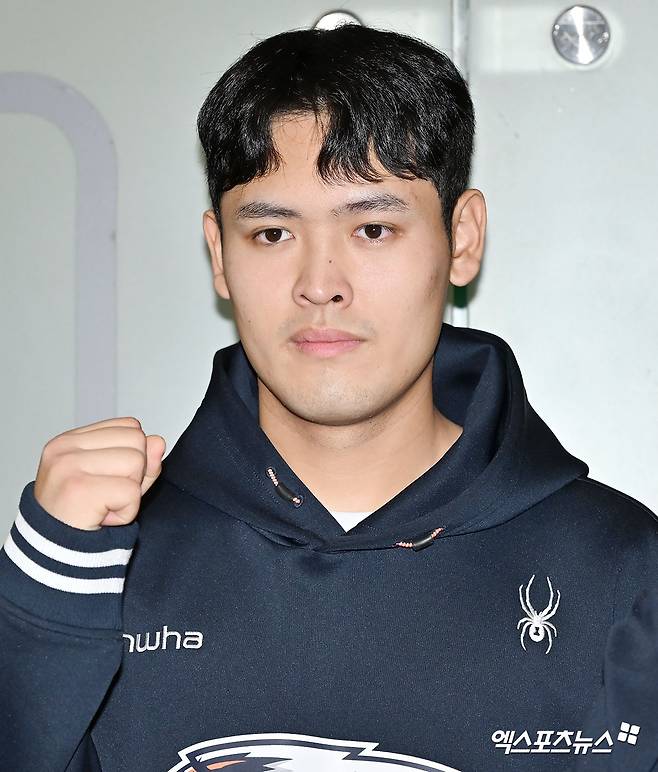 한화 이글스 선수단이 스프링캠프 참가를 위해 22일 오전 인천국제공항을 통해 호주 멜버른으로 출국했다. 한화 한지윤이 포즈를 취하고 있다. 엑스포츠뉴스DB