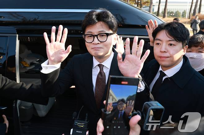 한동훈 국민의힘 대표가 16일 서울 여의도 국회에서 당대표 사퇴 관련 기자회견을 마친 뒤 지지자들을 향해 인사하고 있다. (공동취재) 2024.12.16/뉴스1 ⓒ News1 안은나 기자