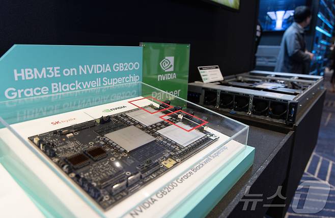 4일 서울 강남구 코엑스에서 열린 SK AI SUMMIT 2024에 엔디비아 GB200 그레이스 블랙웰 슈퍼칩과 SK하이닉스의 HBM3E가 전시돼 있다. 2024.11.4/뉴스1 ⓒ News1 이재명 기자