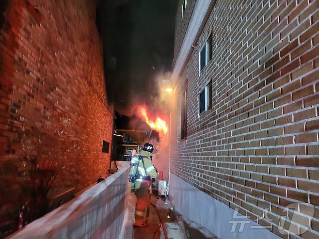 지난 14일 오전 2시 21분쯤 창원시 의창구 사림동의 2층짜리 단독주택 1층에서 불이 나 소방관들이 진화에 나서고 있다.(창원소방본부 제공. 재판매 및 DB금지)