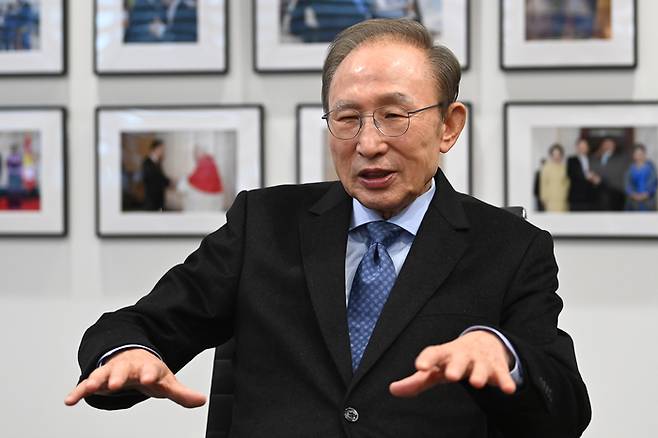 이명박 전 대통령이 17일 서울 서초구 청계재단을 찾은 국민의힘 권성동 원내대표와 대화하고 있다. 연합뉴스