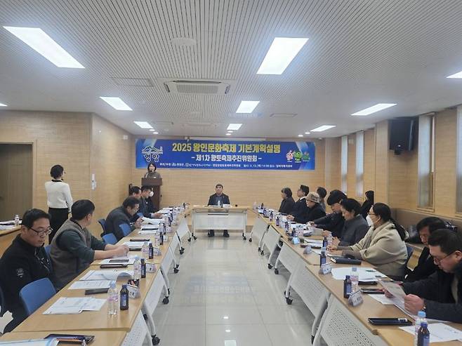 영암군과 영암문화관광재단은 최근 영암군향토축제추진위원회를 열고 올해 왕인문화축제를 오는 3월 29일부터 9일간 왕인박사유적지에서 개최하기로 했다. 영암군 제공