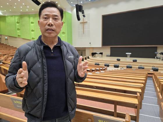 부산 세계로교회 손현보 담임목사가 지난 12일 예배당에서 탄핵반대 집회를 열게 된 이유에 대해 말하고 있다. 이은지 기자