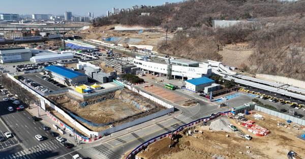 17일 인천 연수구 옥련동 송도역 인천발 KTX 복합환승센터 공사 현장. 조병석기자
