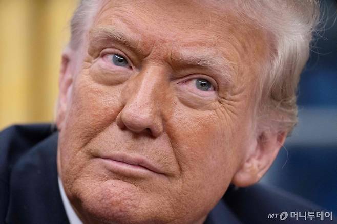 도널드 트럼프 2기 행정부가 15일 첫 한미·한미일 외교장관회의 공동성명에 북한과의 대화를 명시하지 않은 것은 대화 자체만을 위해 북한에 미리 양보할 의사가 없음을 보여주는 것으로 풀이된다. 사진은 트럼프 미국 대통령이 지난 11일(현지 시간) 아들을 안고 워싱턴 백악관 집무실의 '결단의 책상'에 앉아 일론 머스크 정부효율부(DOGE) 수장의 발언을 듣고 있다. / AFP=뉴스1