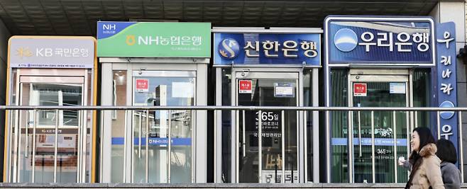 역대급 실적을 기록한 KB·신한·하나·우리 등 4대 금융지주의 주가가 하락세를 보인다. 사진은 서울 시내의 한 은행 ATM 지점 앞으로 시민들이 지나가고 있다. /사진=뉴시스