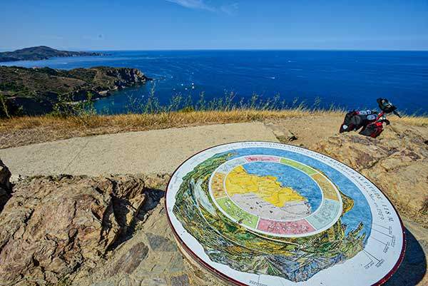 프랑스와 스페인 국경 고개 정상. 각종 기념물이 있으며 지중해의 장관을 볼 수 있다.