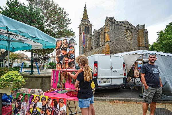 프랑스 시골 마을의 큰 난전. 마치 시골 잔칫날이나 축제 같은 분위기다.