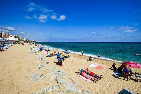스페인의 지중해 해변에서 여름 휴가를 즐기는 사람들.