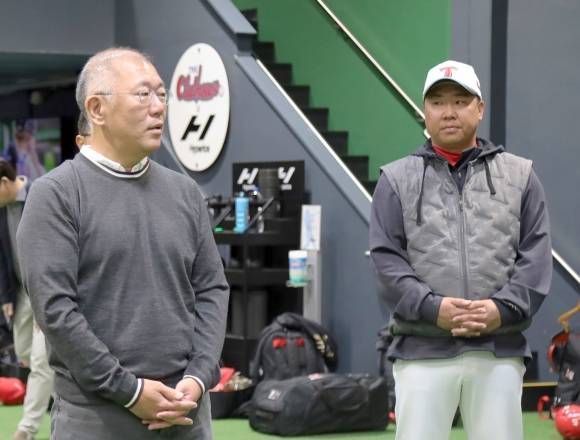 정의선(왼쪽) 현대차그룹 회장이 16일(현지시간) 미국 캘리포니아주 어바인 인근 ‘더 클럽하우스 베이스볼’을 찾아 KIA 타이거즈 선수들을 격려하고 있다. 정 회장 오른쪽은 이범호 KIA 타이거즈 감독. 현대차그룹 제공