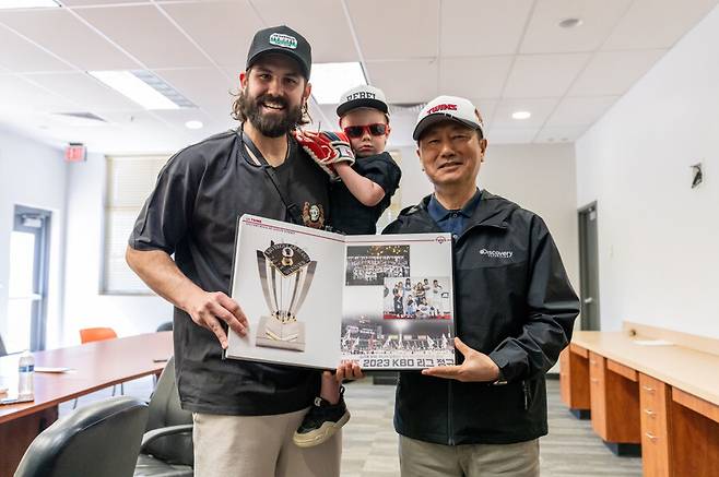 ▲ 김인석 LG스포츠 대표이사는 6년간 LG 트윈스에서 활약한 켈리에게 감사패와 활약상이 담긴 사진 앨범을 선물했다. ⓒLG 트윈스