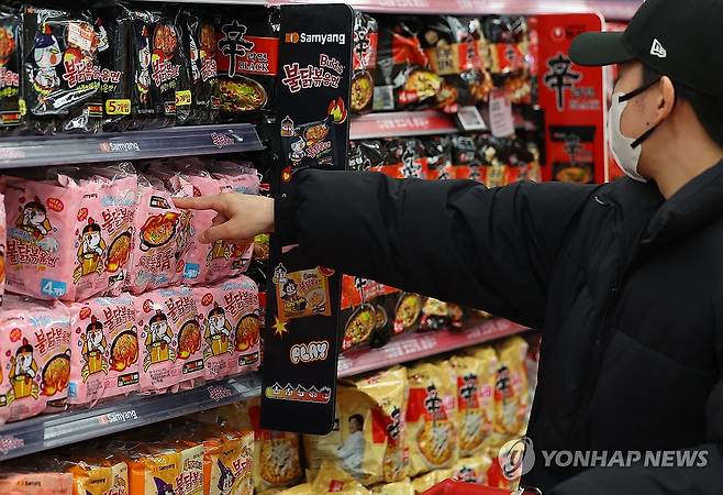 삼양식품 작년 영업이익 3천억원대 기록하며 농심 앞서 (서울=연합뉴스) 김도훈 기자 = 삼양식품이 지난해 창사 이래 최대 규모인 3천442억원의 영업이익을 기록하며 국내 라면 시장 점유율 1위 농심을 제쳤다. 삼양식품이 연간 영업이익 3천억원을 돌파한 것은 이번이 처음이며 영업이익으로 농심을 앞선 것은 1998년 전자공시 이후 처음이다.
한편 농심은 지난해 영업이익은 1천631억원을 기록했다.
사진은 13일 서울 시내의 한 대형마트에서 한 관광객이 삼양의 제품을 고르는 모습. 2025.2.13 superdoo82@yna.co.kr