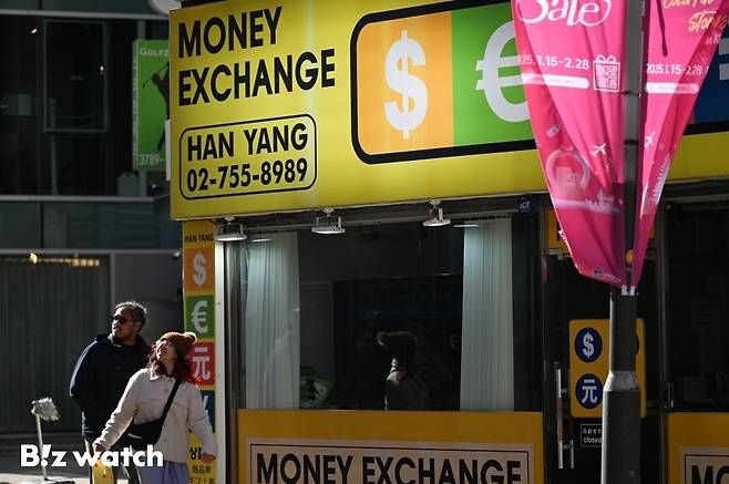 미국발 경제 불확실성이 커지자 달러예금 잔액도 가파른 증가세를 보이고 있다. 사진은 18일 명동 환전소 모습./사진=이명근 기자 qwe123@