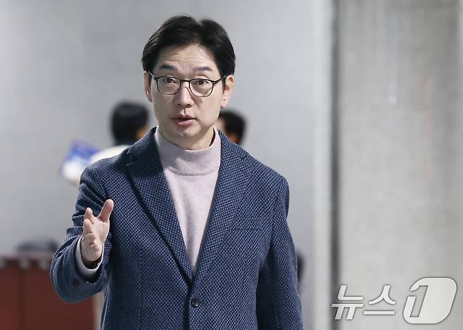 김경수 전 경남도지사가 18일 오전 서울 여의도 국회 의원회관에서 열린 토론회에 참석하기 위해 이동하고 있다. 2025.2.18/뉴스1 ⓒ News1 김민지 기자