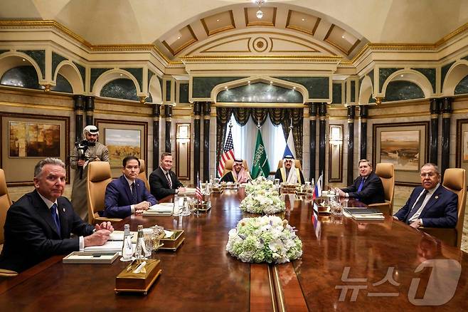 사우디아라비아 리야드에서 18일(현지시간) 우크라이나 전쟁 종식을 위합 러시아와 미국 대표단의 협상이 진행됐다. 이날 회담에는 미국에서 루비오 장관과 마이크 왈츠 백악관 국가안보보좌관, 스티브 위트코프 중동특사가, 러시아에서 세르게이 라브로프 외무장관과 유리 우샤코프 크렘린궁 외교담당 보좌관이 참석했다. 사우디에서는 파이살 빈 파르한 알 사우드 외무장관이 배석했다. 25.02.18 ⓒ AFP=뉴스1 ⓒ News1 김예슬 기자