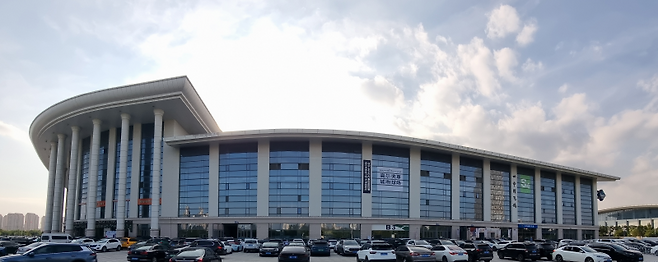 골프존 중국 톈진 시티골프 1호점 외부 전경.골프존 제공