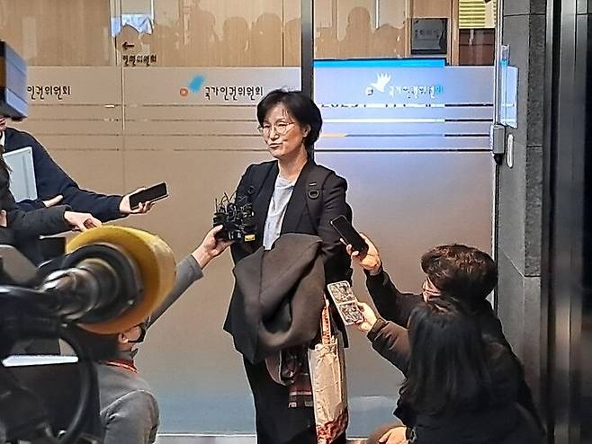 18일 오전 군인권보호위원회(군인권소위)에 참석했다가 김용원 상임위원으로부터 퇴장 조치당한 원민경 위원이 기자들의 질의에 답하고 있다. 고경태 기자