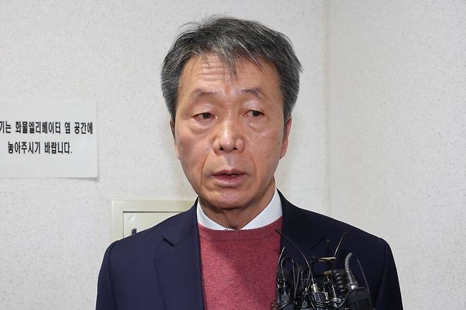 김용원 국가인권위원회 상임위원이 18일 서울 중구 인권위에서 열린 군인권보호위원회를 마친 뒤 취재진의 질문에 답하고 있다. 연합뉴스