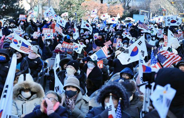 윤석열 대통령 탄핵 심판 5차 변론기일인 4일 서울 종로구 헌법재판소 인근 안국역 사거리에서 보수단체 회원들이 '부정선거 검증하라' '대통령을 석방하라'는 손팻말과 태극기, 성조기를 흔들며 함성을 외치고 있다. 뉴스1