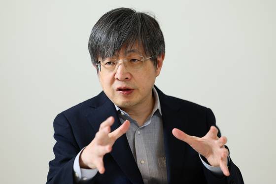 김진수 교수는 유전자가위 분야의 세계적 석학이면서 연구 분야를 바탕으로 3개의 기업을 세운 연쇄 창업가다. 김현동 기자