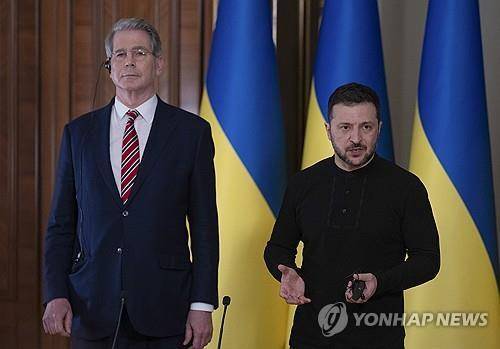 베센트 미국 재무장관과 젤렌스키 우크라이나 대통령 (키이우 EPA=연합뉴스) 2025년 2월 12일 키이우에서 만난 볼로디미르 젤렌스키(오른쪽) 우크라이나 대통령과 스콧 베센트(왼쪽) 미국 재무장관. (EPA/STRINGER) 2025.2.18.