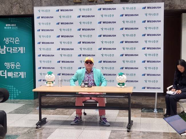 댄 아이브스 웨드부쉬증권 선임 애널리스트가 18일 서울 여의도 하나증권 본사 빌딩에서 열린 '2025 글로벌 주식 대전망' 세미나에 참석하기 전 기자들과 질의응답을 주고 받고 있다./사진=백지현 기자 jihyun100@