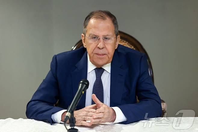세르게이 라브로프 러시아 외무장관이 18일 (현지시간) 사우디아라비아 리야드에서 마코 루비오 미국 국무장관과 우크라이나 종전을 위한 첫 고위급 회담을 마친 뒤 기자회견을 갖고 “루비오 장관과 회담은 매우 유익한 대화였다”고 밝히고 있다. 2025.02.19 ⓒ AFP=뉴스1 ⓒ News1 우동명 기자