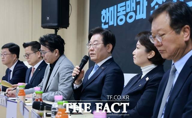 이재명(왼쪽 네 번째) 더불어민주당 대표가 19일 서울 마포구 한국방위산업진흥회에서 열린 '트럼프 시대: 한미동맹과 조선산업·K-방산의 비전' 현장 간담회에서 발언하고 있다. 이날 간담회에는 김희철 한화오션 대표, 최성안 삼성중공업 부회장, 이상균 HD현대중공업 대표 등 방산·조선업 관계자들이 참석했다. /뉴시스