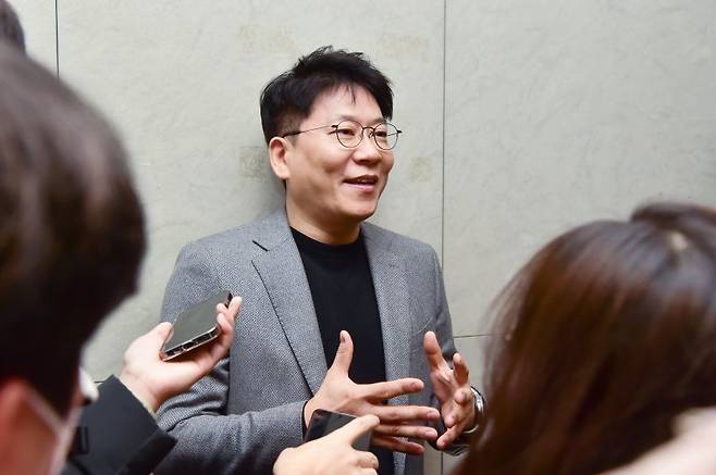 김동명 LG에너지솔루션 대표이사 사장이 19일 서울 서초 JW메리어트 호텔 서울에서 열린 한국배터리협회 이사회 참석 전 기자들과 질의응답하고 있다. 공동취재단