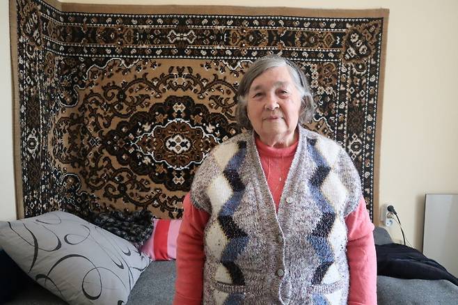 조냐(80)와 같은 요양시설에 있다가 포격을 피해 키이우 요양시설로 오게 된 도네츠크 출신의 아나스타샤(86). 사진 장예지 특파원