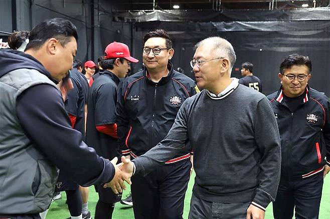정의선 현대차그룹 회장이 16일(현지시각) 미국 캘리포니아 어바인에 위치한 기아 타이거즈 스프링캠프를 찾아 이범호 감독과 악수하고 있다. 연합뉴스
