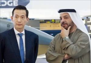 김동관 한화그룹 부회장(왼쪽)이 17일(현지시간) 방위산업 전시회 ‘IDEX 2025’에서 파이살 알 반나이 EDGE그룹 최고경영자(CEO)와 대화하고 있다. 한화에어로스페이스 제공