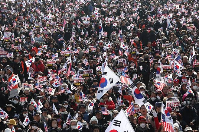 전광훈 목사가 이끄는 대한민국바로세우기국민운동본부가 지난 1일 오후 서울 종로구 동화면세점 인근에서 연 탄핵 반대 광화문 국민대회에서 참가자들이 구호를 외치고 있다. 연합뉴스