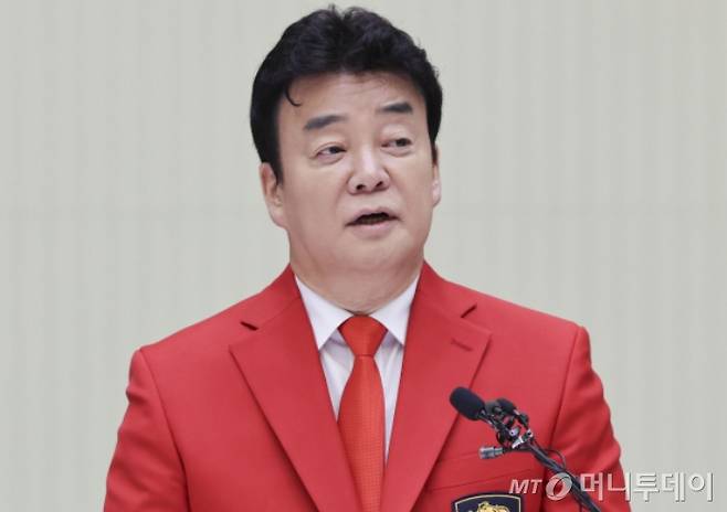 백종원 대표(사진)가 이끄는 더본코리아가 가스사용시설을 별도로 갖추지 않은 실내에서 액화석유가스를 사용해 과태료 처분을 받게 됐다. /사진=뉴시스