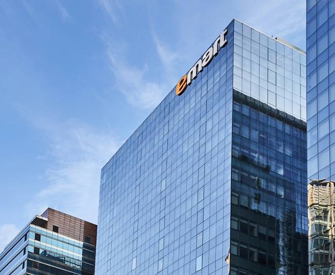 이마트가 기업가치 제고 계획과 함께 2027년까지 매출 34조원, 영업이익 1조원을 목표로 제시했다. /사진=이마트