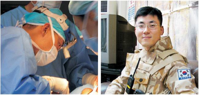 조항주 의정부성모병원 경기북부권역외상센터장이 2005년 이라크 자이툰부대 진료부장으로 복무하던 당시 수술실에서 헤드라이트를 낀 채 집도하고 있다. 오른쪽 사진은 조 센터장이 파병 당시 자이툰부대 군복을 착장한 모습. 경기북부권역외상센터 제공