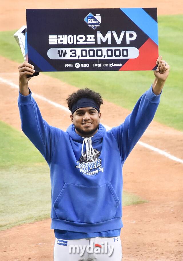 19일 오후 서울 잠실야구장에서 진행된 '2024 프로야구 KBO리그 포스트시즌' 플레이오프 4차전 LG트윈스와 삼성라이온즈의 경기. 삼성이 1-0으로 승리한 뒤 레예스가 플레이오프 MVP로 선정되고 있다./마이데일리