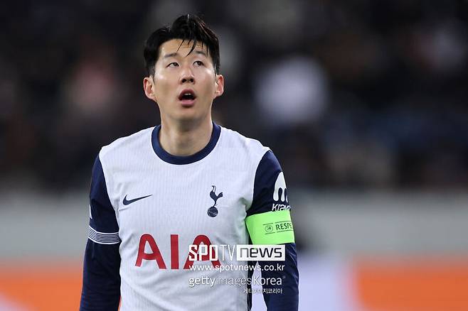 ▲ 온갖 비난이 손흥민에게 향했다. "주장이라고 보지 않는다", "무어에게 주장 완장을 내놓아라"는 등 토트넘 선배로부터 비판을 뛰어넘는 원색적인 비난이 쏟아졌다. 엔제 포스테코글루 감독의 전술, 전략을 탓하거나 다니엘 레비 회장의 짠물 경영에 따른 정상급 선수 수급이 아닌 가성비에 맞춘 영입으로 성적보다 수익에만 집착이 문제의 근본적 원인 중 하나라는 지적은 많지 않았다.