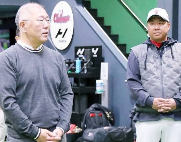 정의선(왼쪽) 현대차그룹 회장이 16일(현지 시간) 미국 캘리포니아 어바인 인근에 위치한 KIA 타이거즈 스프링캠프를 찾아 훈련 중인 선수들과 코칭 스태프를 격려하고 있다. 왼쪽부터 정 회장, 이범호 KIA 타이거즈 감독. /사진=현대차그룹 제공