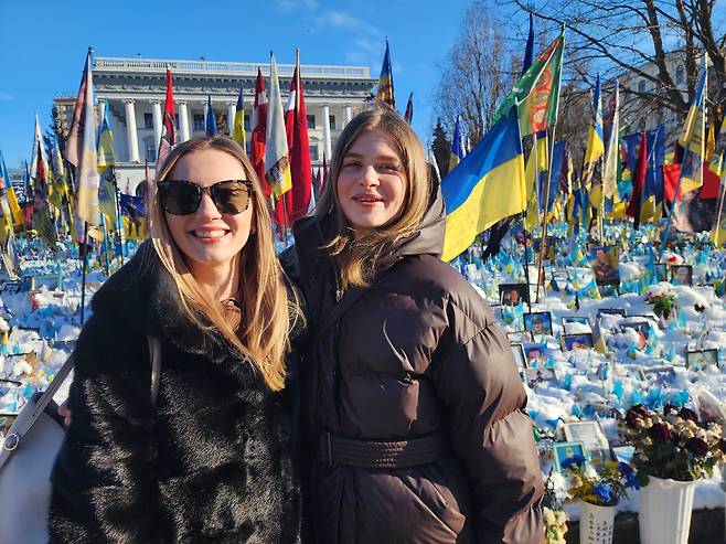 키이우 시민들 (키이우=연합뉴스) 신창용 특파원 = 18일(현지시간) 우크라이나 수도 키이우의 독립광장에서 리디아 씨(오른쪽)와 올렉산드라 씨가 연합뉴스와 인터뷰 뒤 사진촬영에 응하고 있다. 2025.02.18 changyong@yna.co.kr