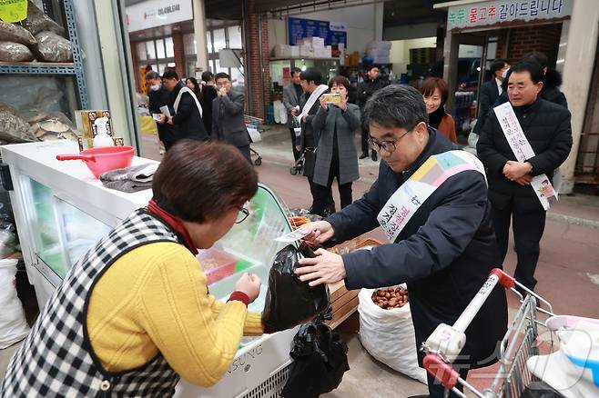 김성섭 중소벤처기업부 차관이 15일 전북 군산신영시장을 방문해 온누리상품권으로 장을 보고 있다. (중소벤처기업부 제공) 2025.1.15/뉴스1